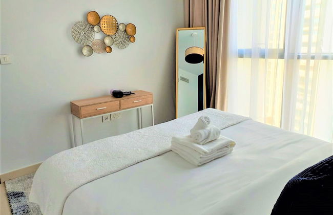 Luxurious Downtown Views With Dubai Mall Access - Photo 4