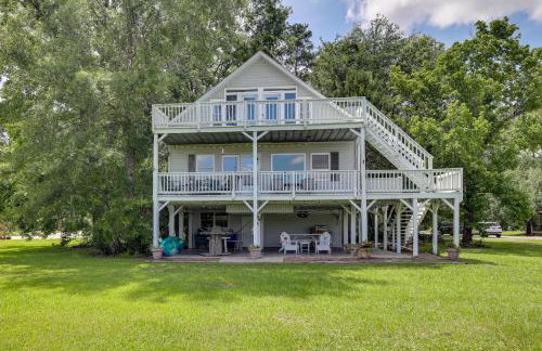 Spacious Riverfront Cottage with Dock in Green Pond! - Foto 1