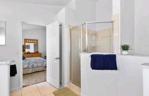 Sunny Getaway with Private Pool, Spa & Fenced Yard - Foto 14