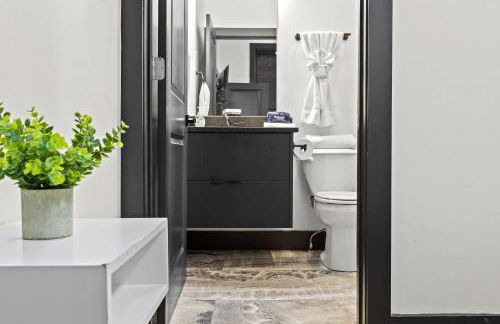 Unique Black Home in the Heart of Shelby Park - Foto 47