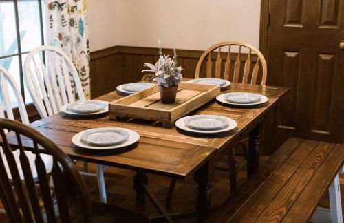 ~ The Cozy Farmhouse ~ | Sleeps 10+ | Farm Views - Foto 59