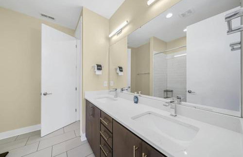 Modern 4-Story 3-BR Townhome with Rooftop Lounge - Foto 43