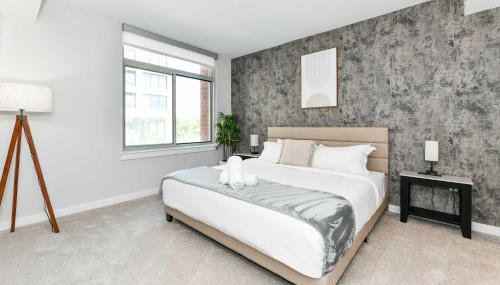 Urban 2BR Oasis with Scenic Rooftop and Gym - Foto 4