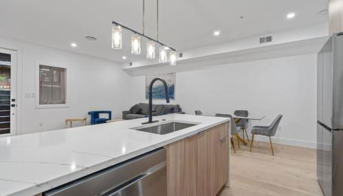 Charming Oasis in DC near Metro with Fenced Backyard Free Parking and WIFI Capitol View1 - Foto 4