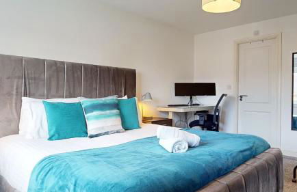 Rare find - new build 3 bedroom house near Cheshire Oaks - Photo 28