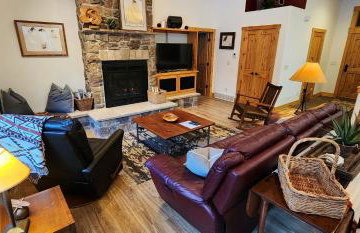 Sundance Spacious Vaulted Ceiling cabin, Hot tub, huge lawn - Foto 6