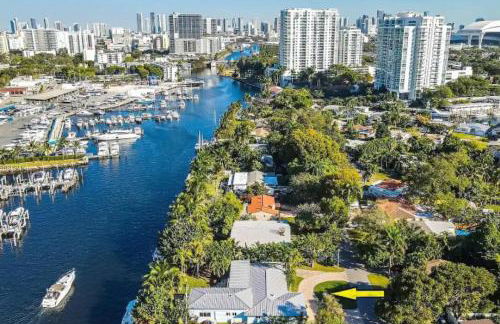 Modern Northwest Vacation Rentals in Miami - Photo 2