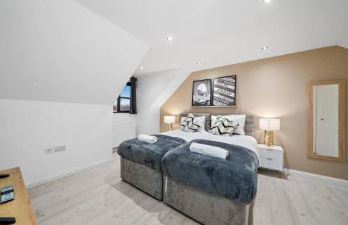 Luxury House with Pool Table, Sky TV, Netflix, Fast Wifi, Garden & Free Parking by Yoko Property - Photo 4