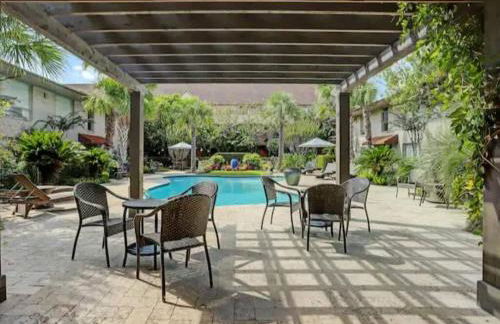 Special 2BR Galleria Condo Pool View Private Entrance - Foto 2