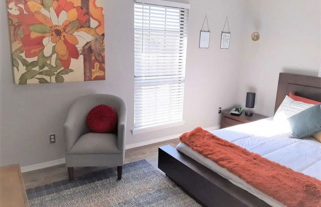 Private Bedroom Suite - Communal House near Integris Private - Photo 6