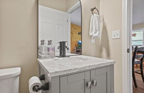 Cabin with King Bed , XBOX, HotTub, Games, Firepit , Stargazing Dome - Photo 20