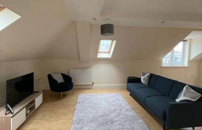 Central top Floor 2-bed Apartment in Swindon - Foto 8