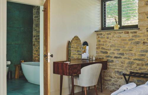 The Suite - Photo 17