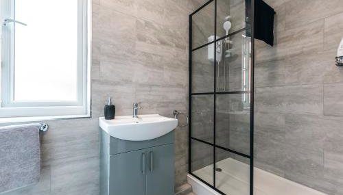 Central 2 Bed Apartment Perfect for Long and Short Stays - Foto 4, Shower