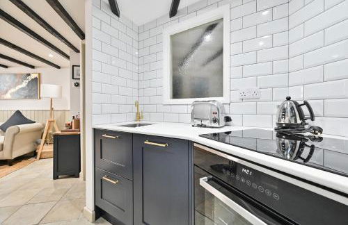 Luxury Couple's Getaway with River Views and Parking - Foto 12