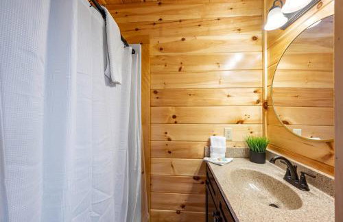 Indoor Pvt Pool, Pkyway, 44, HotTub, BBQ, King - Photo 32