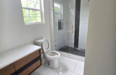 Modern B&W Coastal Retreat 2BR 2BA and Laundry - Foto 29