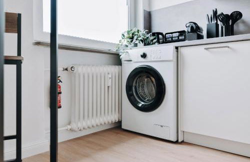 NASA Homes ruhiges Apartment WLAN Arbeitsplatz Balkon Hotelbetten - Foto 13