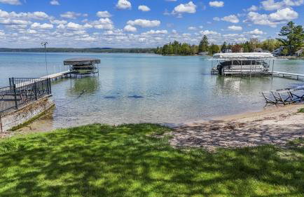 Beautiful Torch Lake House with Beach Access home - Foto 58