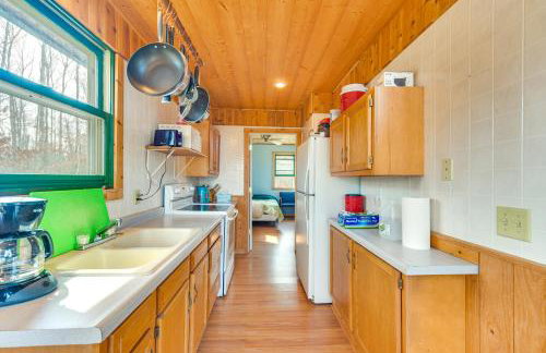 1 Mi to South Twin Lake Cabin with Deck in Trego! - Foto 11