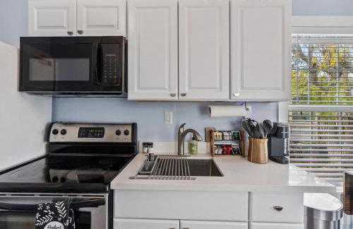 Coastal Haven Minutes From Beaches and Downtown - Foto 9