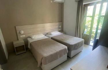 The Schoolmistress With The Golden Eyes, studios & rooms - Photo 23