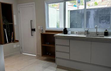 Studio com Garagem, Térreo com Acesso privativo e WIFI, a 5 Minutos do Centro - Foto 8