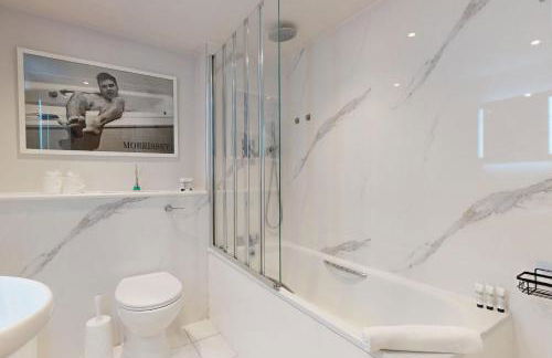 Penthouse Sanctuary with Wraparound Balcony - Pass the Keys - Foto 22