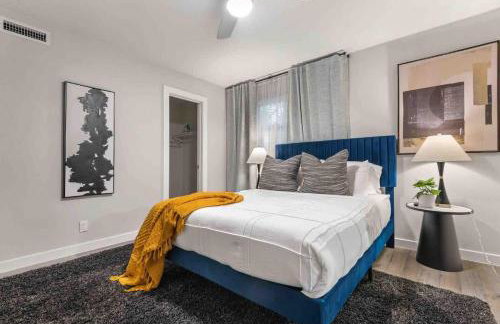 Steps away from Downtown Restaurants and Bars - King Bed - Foto 8