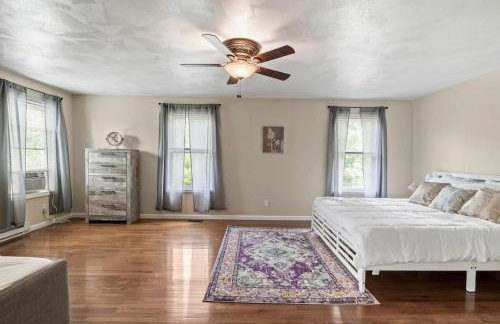 Hot Tub! LRG Home! Sleeps 16!Near Ithaca! Dogs OK - Foto 24