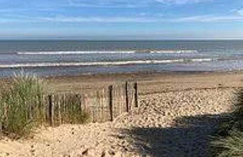 Fabulous Beach Front Holiday Location - Pass the Keys - Photo 10