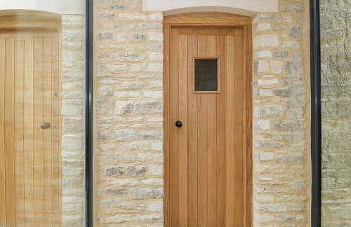 High Cogges Farm Holiday Cottages - The Cart Shed - Photo 20