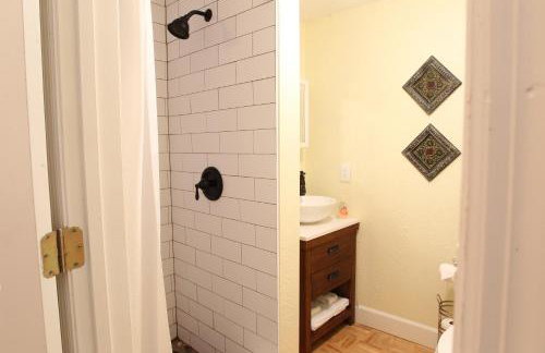 2 Bedroom Apt Overlooking Dunedin Town Square NO KIDS, NO PETS - Photo 33