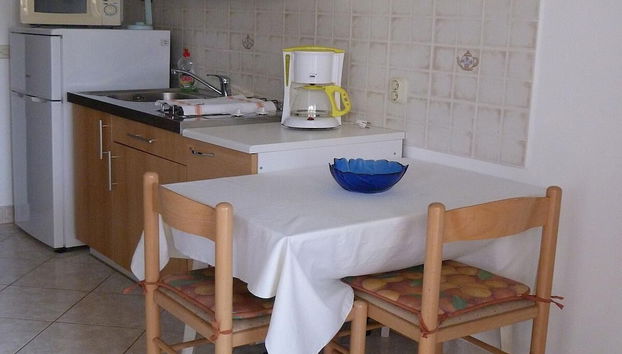 Simple apartment for 2 in Banjole - Foto 4, Servicio de comidas en la habitación