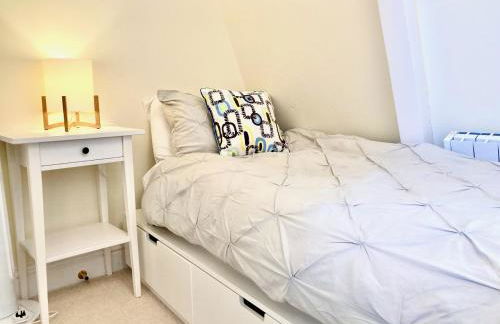 Windows over Stroud - 2BR Penthouse in Historic Building - Foto 25