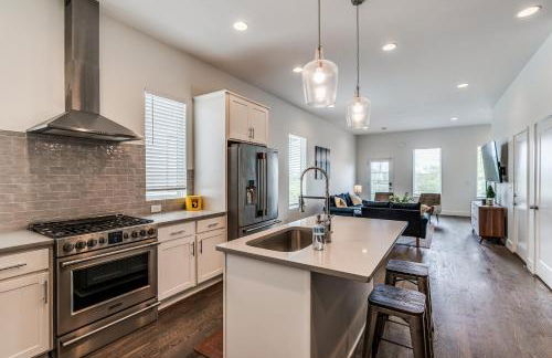 Nash House & Bars of Broadway with Patio Bar and Views! 8min Downtown! Sleeps 12! - Foto 5