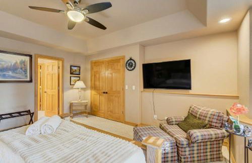 Peaceful Pines! Pool Table, Gym & Forest Views - Foto 29