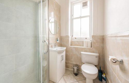 3 bed overlooking meadows park - Foto 45