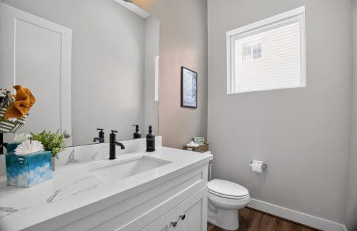 Modern EaDo Stay - 3BR Townhome w Private Deck - Foto 5