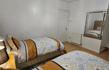 Glebe House - 2 Bedroom Luxury House that sleeps 6, with Free Private Parking, Easy Access to City Centre, and Near the Motorway - Photo 11