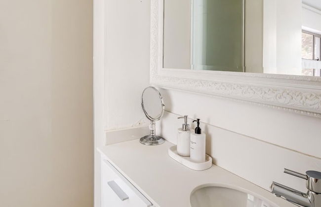 Villa Bleu Blanc in Camps Bay With Pool and Views - Foto 65