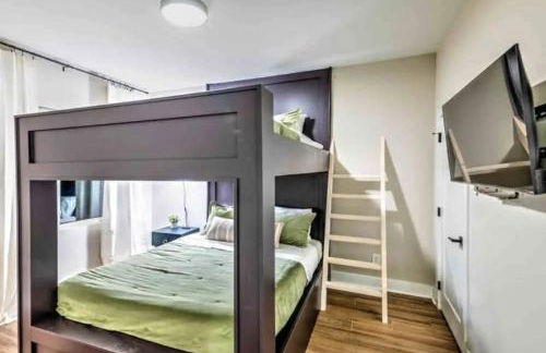Luxury four-story Home, Rooftop Deck with views, PingPong! Sleeps 12! - Photo 25