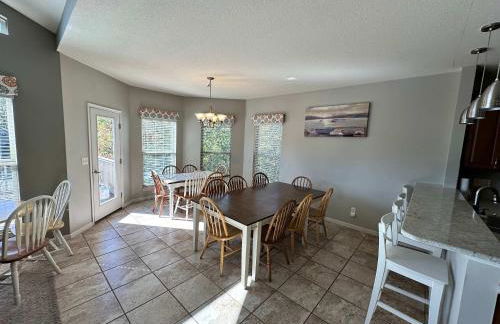 Lake It Easy - Waterfront Getaway with 7 Bedrooms - Foto 8