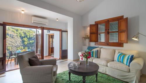 Quiet house in village center with mountains views - Photo 3