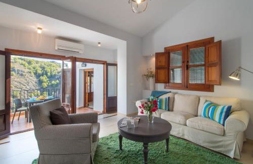 Quiet house in village center with mountains views - Photo 3