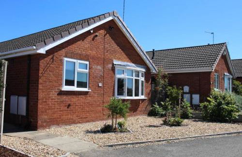 2 Bed House - Sleeps 4 - Pets - Garden - Parking - Photo 1