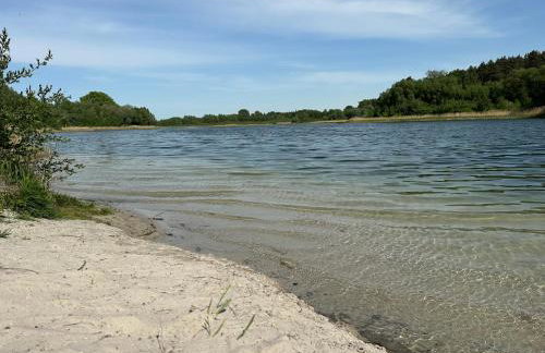 Domek nad jeziorem Wilczyńskim dla czterech osób, sypialnia z łożem małżeńskim oraz salon z rozkładanym narożnikiem - Photo 18