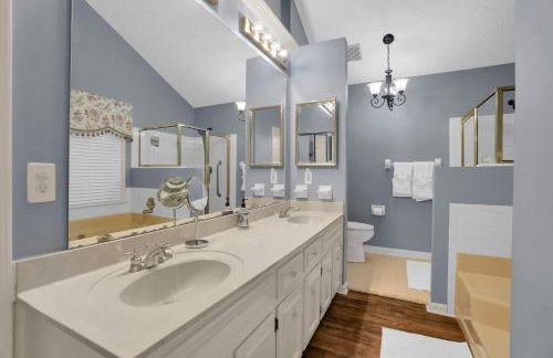 Spacious 4BR Family Home with Game Room - Foto 17