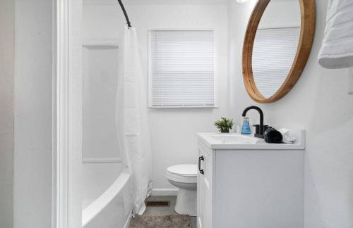 Urban Oasis Cozy Home Near Downtown with Game Room and Firepit - Foto 18