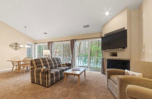 New, Spacious and charming, with a river view, conveniently located near skiing and golf - Foto 11